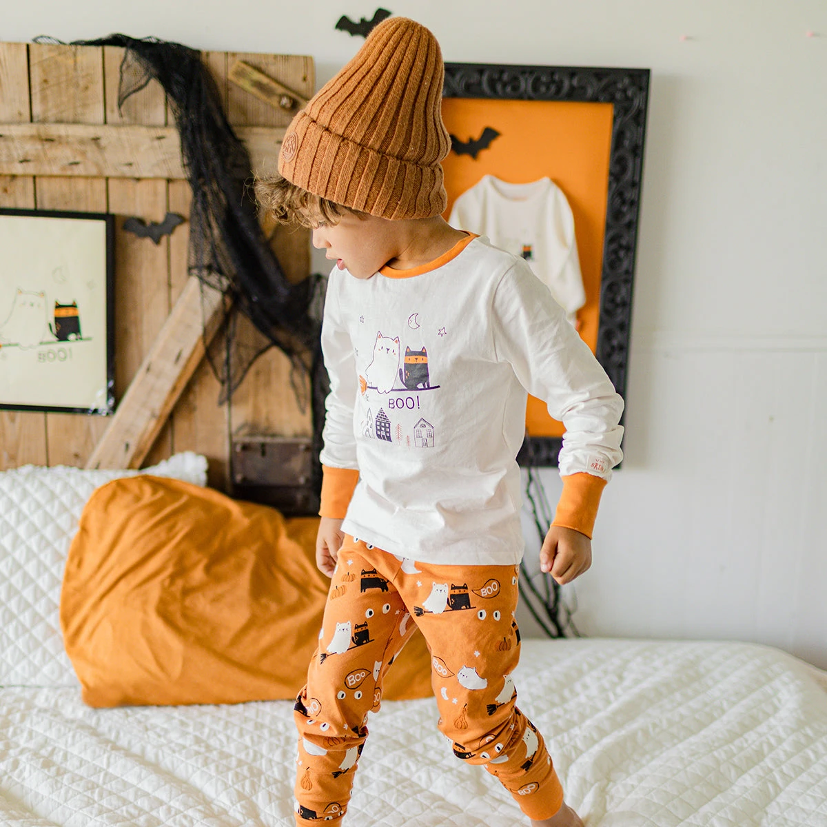Pyjama Deux Pièces Crème Et Orange à Motifs D’Halloween, Enfant 7 Pyjama Deux Pièces Crème Et Orange à Motifs D’Halloween, Enfant – Image 7