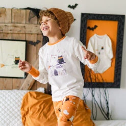 Pyjama Deux Pièces Crème Et Orange à Motifs D’Halloween, Enfant 15 Pyjama Deux Pièces Crème Et Orange à Motifs D’Halloween, Enfant -Souris Mini Boutique 11 halloween