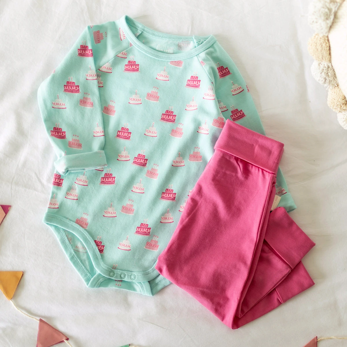 Cache-couche Turquoise à Motifs De Gâteaux, Bébé 2 Cache-couche Turquoise à Motifs De Gâteaux, Bébé – Image 2