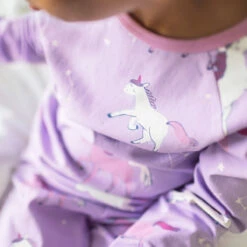 Pyjama Deux Pièces Mauve à Motifs De Licornes, Enfant -Souris Mini Boutique 11 pyj 84f18229 c17b 4b94 b934 cc897f8dfa74