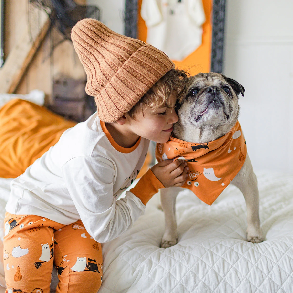 Pyjama Deux Pièces Crème Et Orange à Motifs D’Halloween, Enfant 6 Pyjama Deux Pièces Crème Et Orange à Motifs D’Halloween, Enfant – Image 6