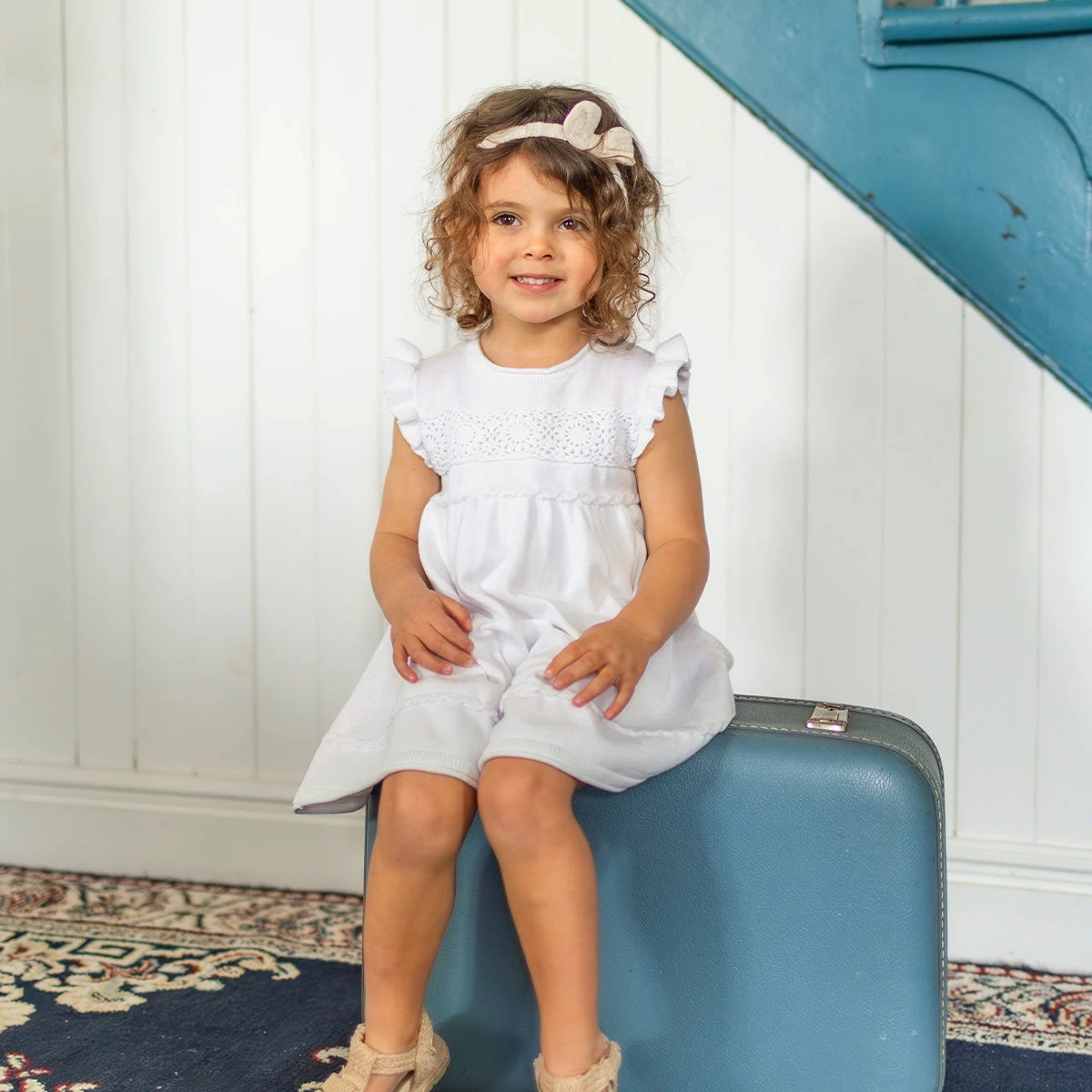 Robe Blanche En Tricot Avec Détails Ajourés De Fleurs, Bébé 2 Robe Blanche En Tricot Avec Détails Ajourés De Fleurs, Bébé – Image 2