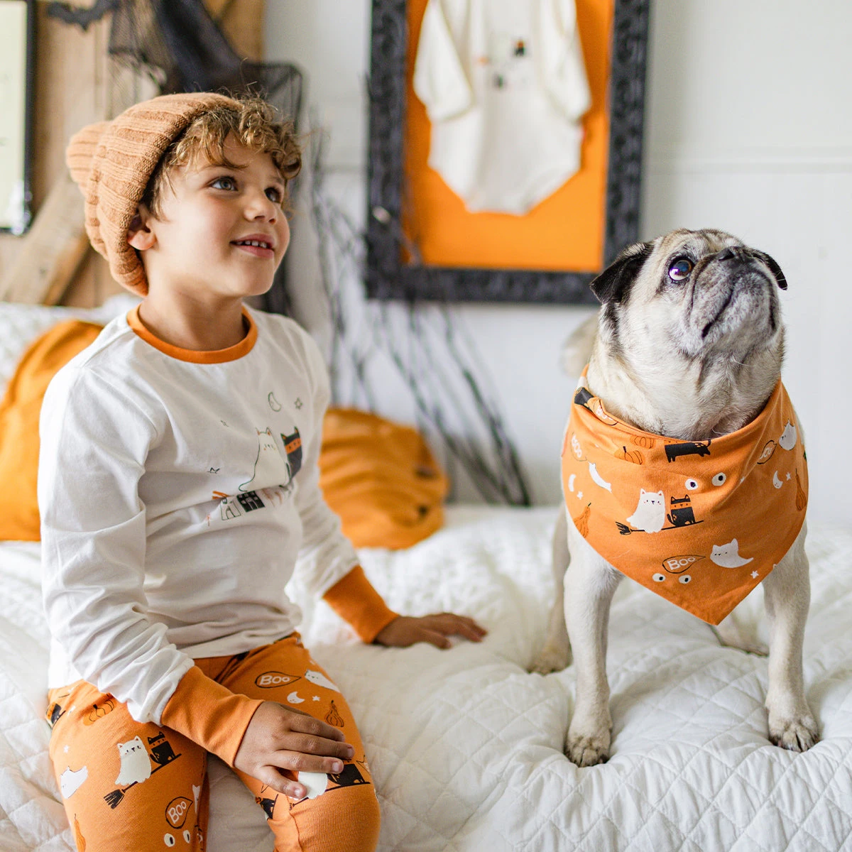 Pyjama Deux Pièces Crème Et Orange à Motifs D’Halloween, Enfant 5 Pyjama Deux Pièces Crème Et Orange à Motifs D’Halloween, Enfant – Image 5