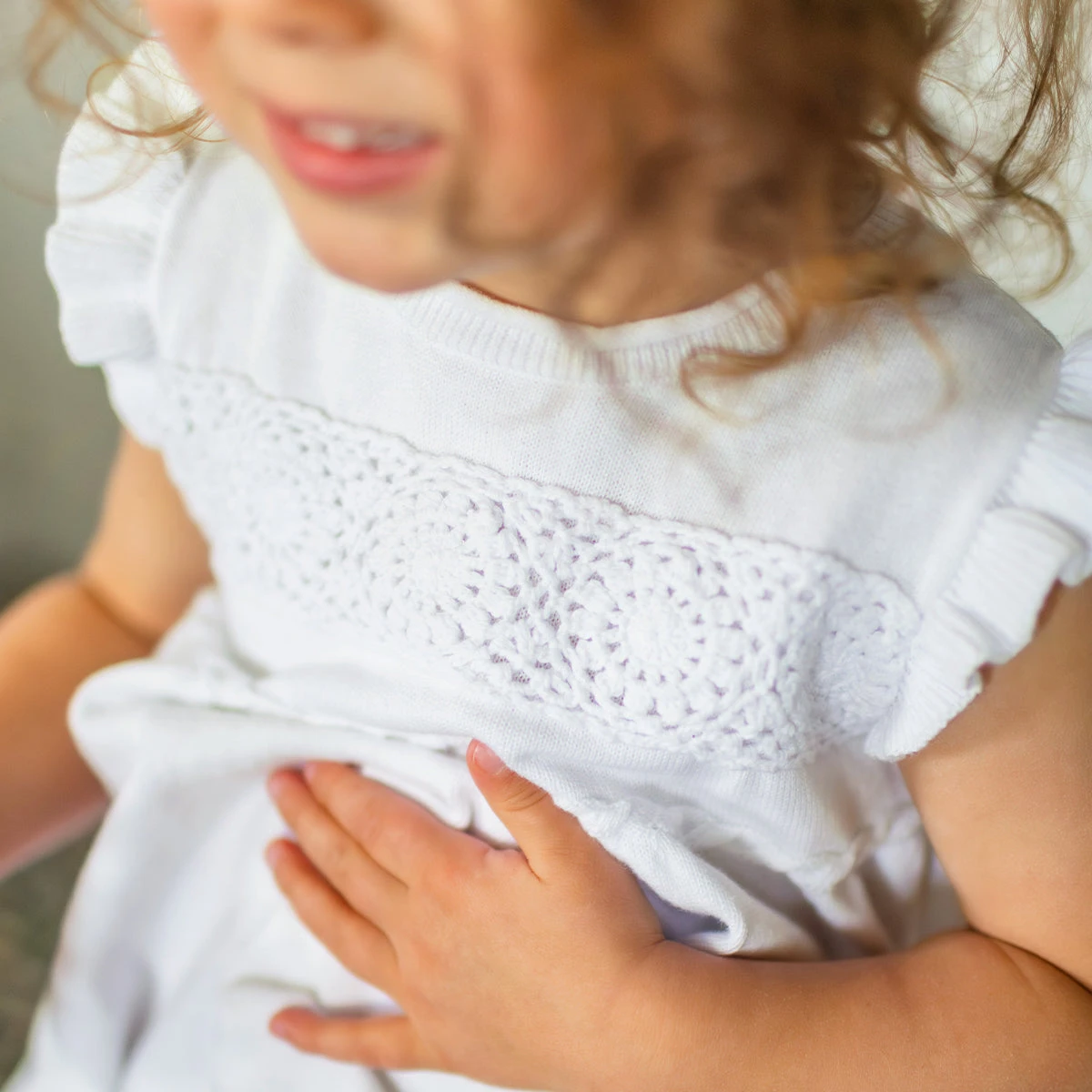 Robe Blanche En Tricot Avec Détails Ajourés De Fleurs, Bébé 5 Robe Blanche En Tricot Avec Détails Ajourés De Fleurs, Bébé – Image 5