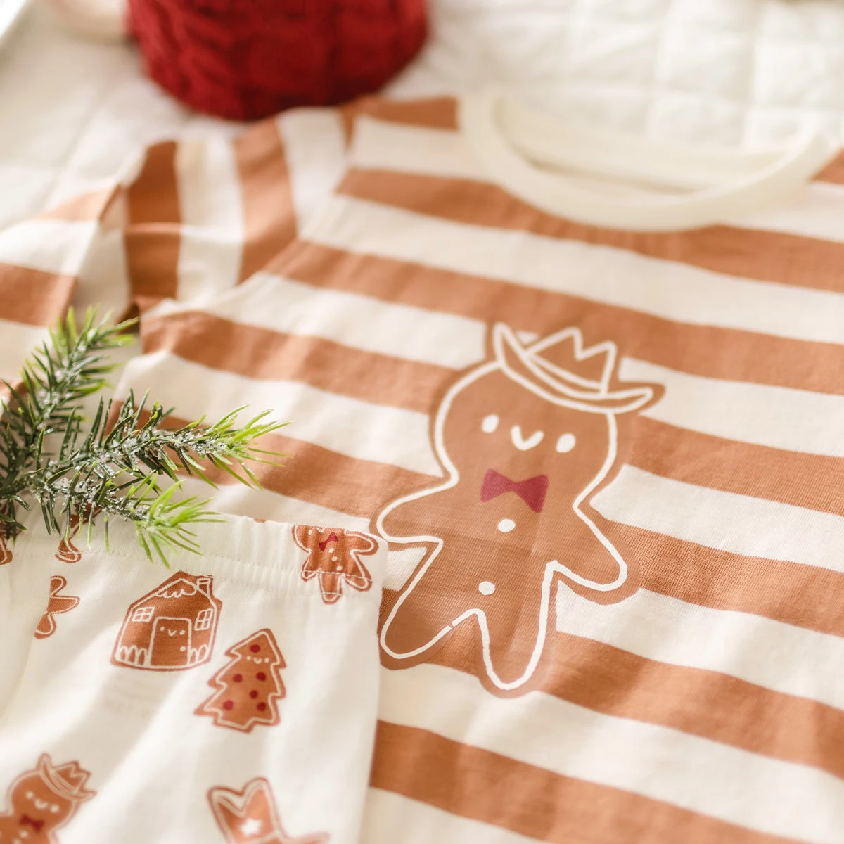 Pyjama Deux Pièces Crème à Rayures Et Motifs Pain D’épices, Bébé 5 Pyjama Deux Pièces Crème à Rayures Et Motifs Pain D’épices, Bébé – Image 5