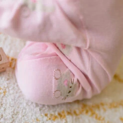 Une Pièce Rose En Tricot Avec Motifs, Naissance -Souris Mini Boutique 15 histoire
