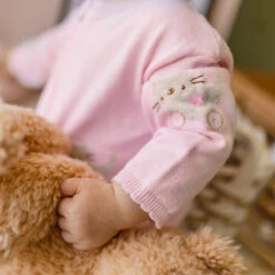 Une Pièce Rose En Tricot Avec Motifs, Naissance -Souris Mini Boutique 16 histoire