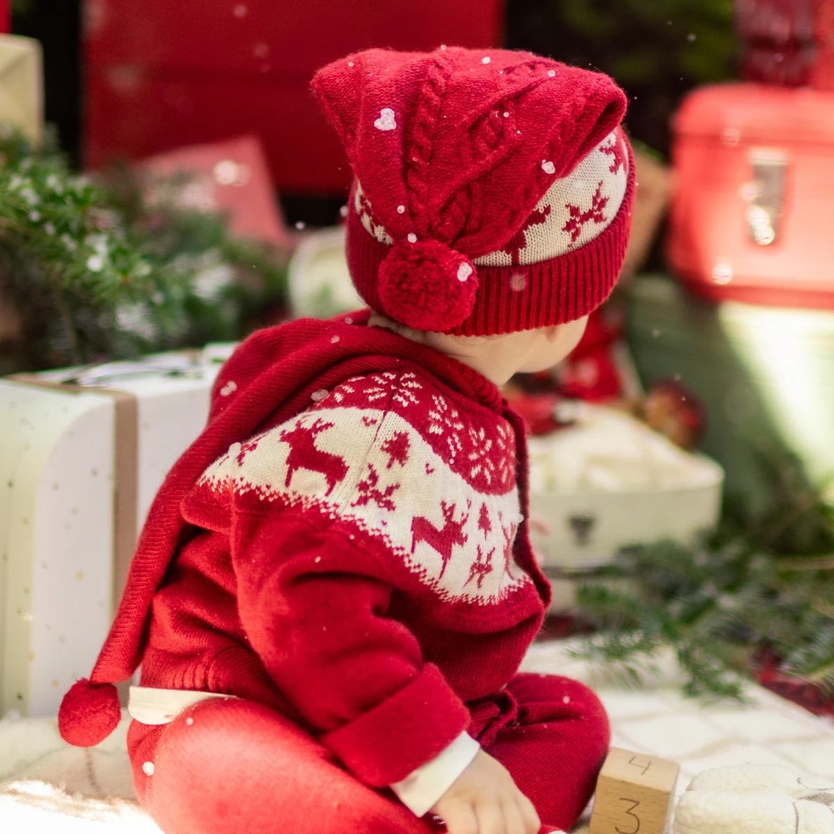 Bonnet Rouge à Motifs Jacquard, Naissance 6 Bonnet Rouge à Motifs Jacquard, Naissance – Image 6