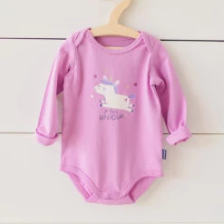 Cache-couche Mauve Avec Illustration De Licorne, Bébé -Souris Mini Boutique 17 pyj 81e39707 3eaf 48a2 9cf0 c72277e3b883