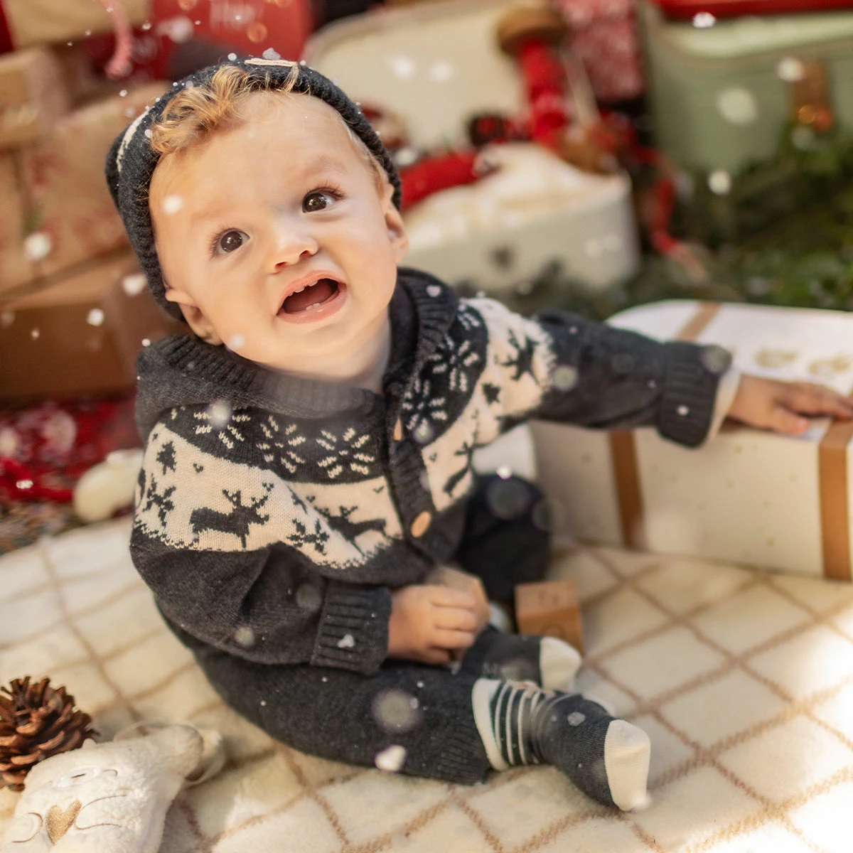 Cardigan Gris En Tricot Avec Motifs Jacquard, Naissance 2 Cardigan Gris En Tricot Avec Motifs Jacquard, Naissance – Image 2