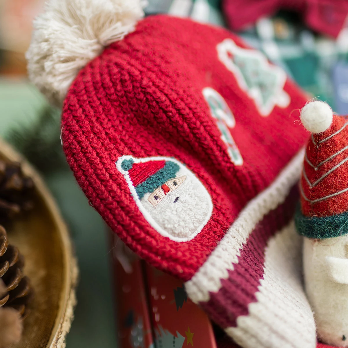 Tuque Rouge En Tricot Avec Motifs Des Fêtes, Enfant 4 Tuque Rouge En Tricot Avec Motifs Des Fêtes, Enfant – Image 4