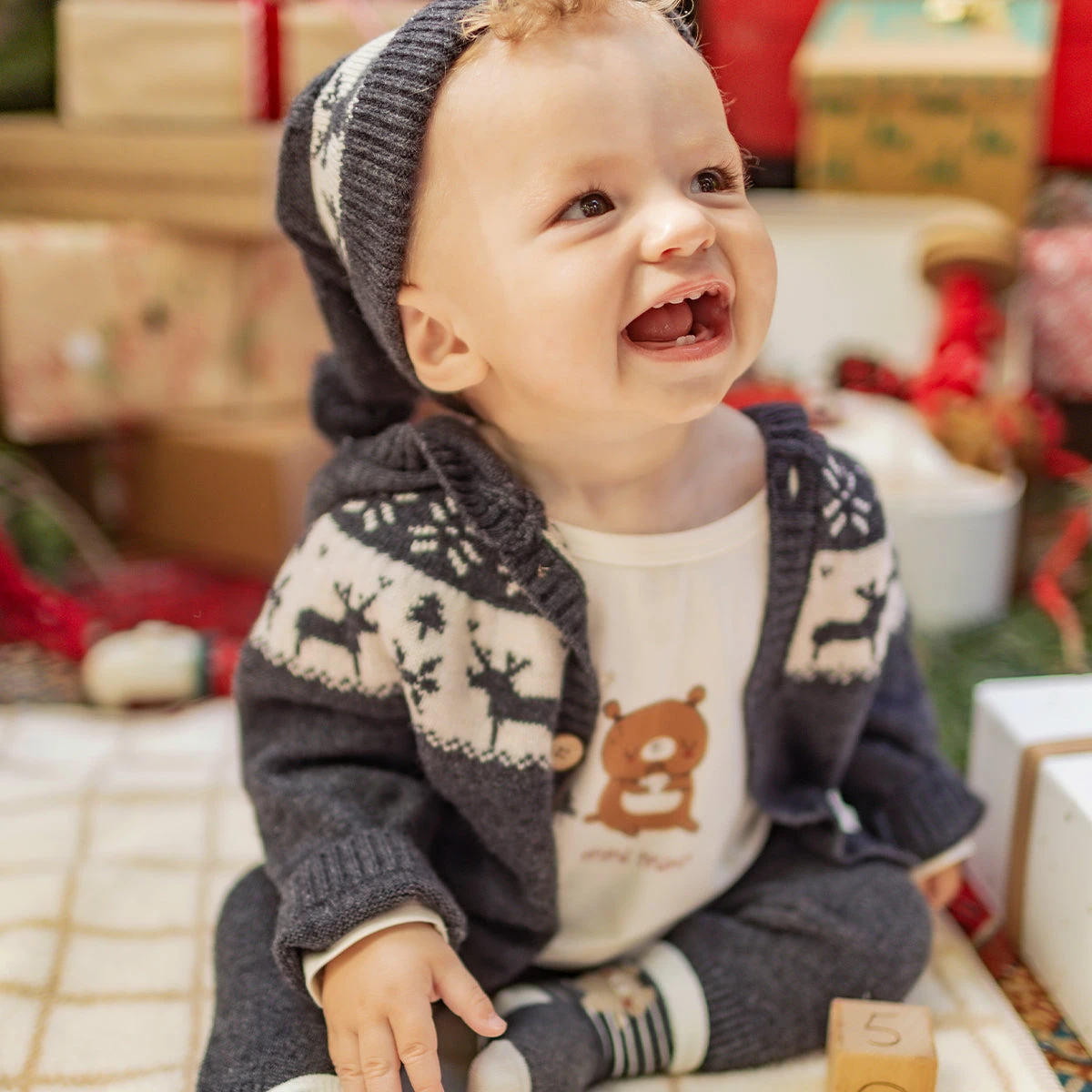 Cardigan Gris En Tricot Avec Motifs Jacquard, Naissance 3 Cardigan Gris En Tricot Avec Motifs Jacquard, Naissance – Image 3