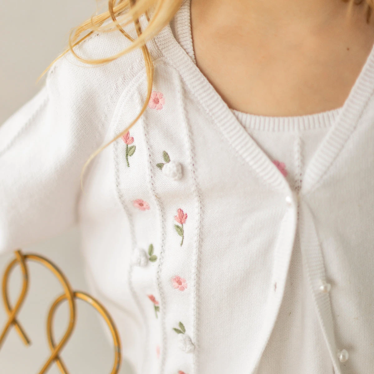 Cardigan Blanc En Tricot Avec Détails Ajourés Et Fleurs Crochetées, Enfant 2 Cardigan Blanc En Tricot Avec Détails Ajourés Et Fleurs Crochetées, Enfant – Image 2