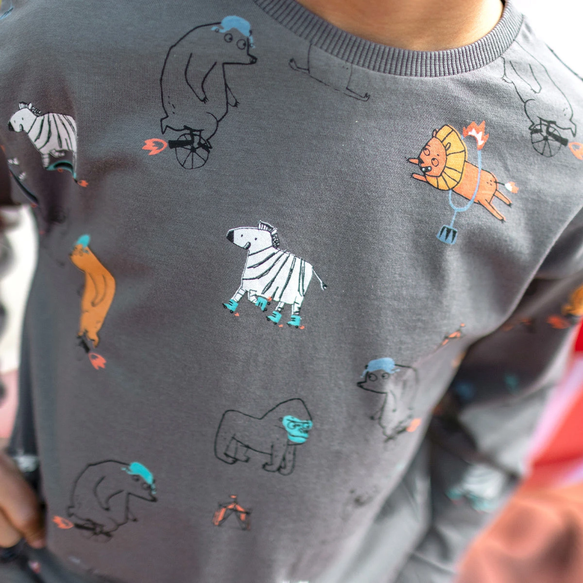 T-shirt Gris à Motifs D’animaux, Enfant 2 T-shirt Gris à Motifs D’animaux, Enfant – Image 2