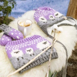 Tuque Mauve En Tricot Avec Moutons, Bébé 7 Tuque Mauve En Tricot Avec Moutons, Bébé -Souris Mini Boutique 4 accessoire