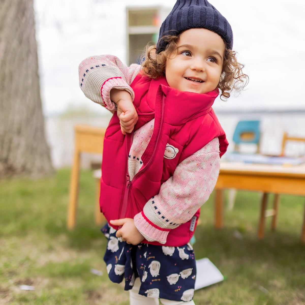 Veste Doudoune Sans Manches Rouge Framboise, Bébé 2 Veste Doudoune Sans Manches Rouge Framboise, Bébé – Image 2