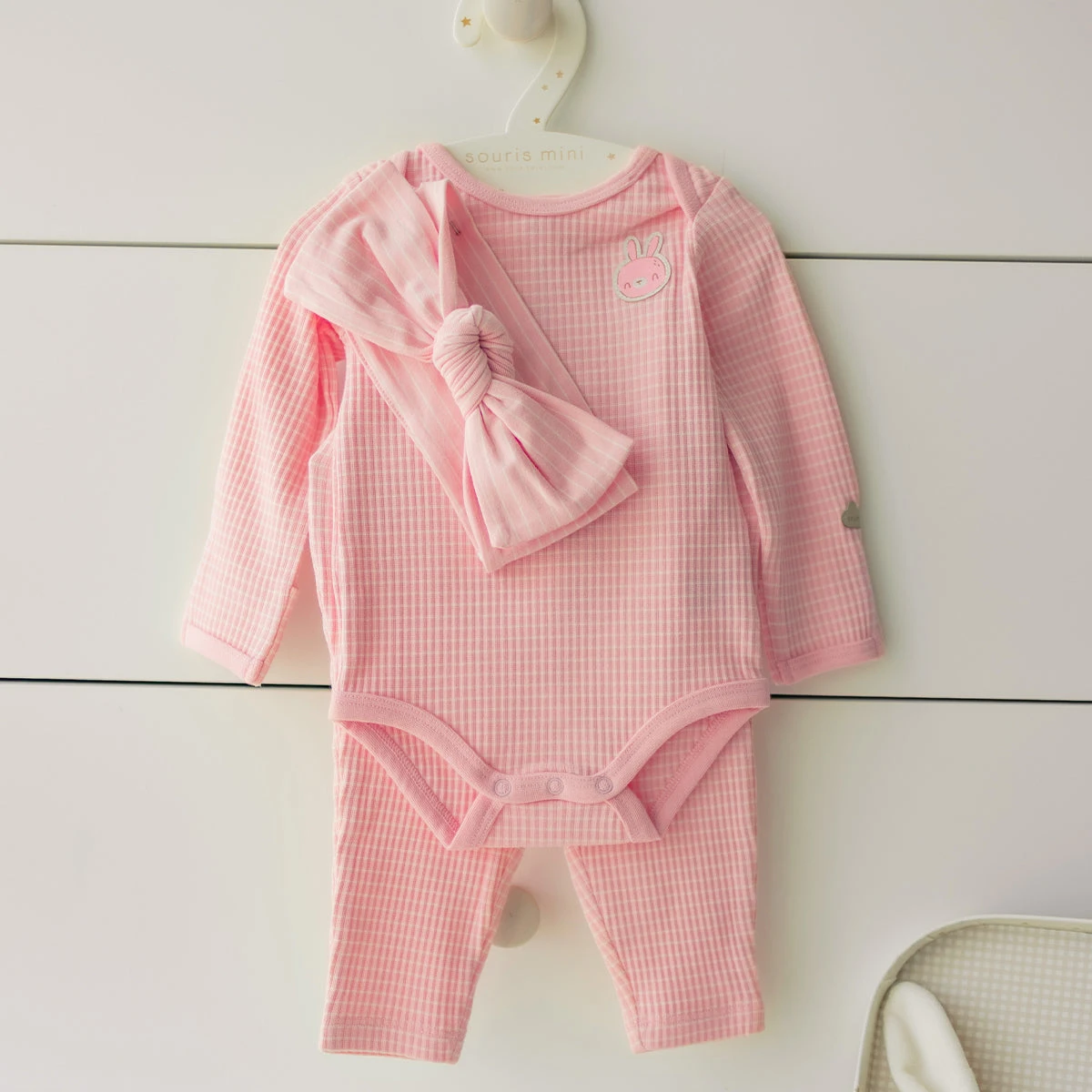L’ensemble Cache-couche, Pantalon Et Bandeau Rose, Naissance 2 L’ensemble Cache-couche, Pantalon Et Bandeau Rose, Naissance – Image 2