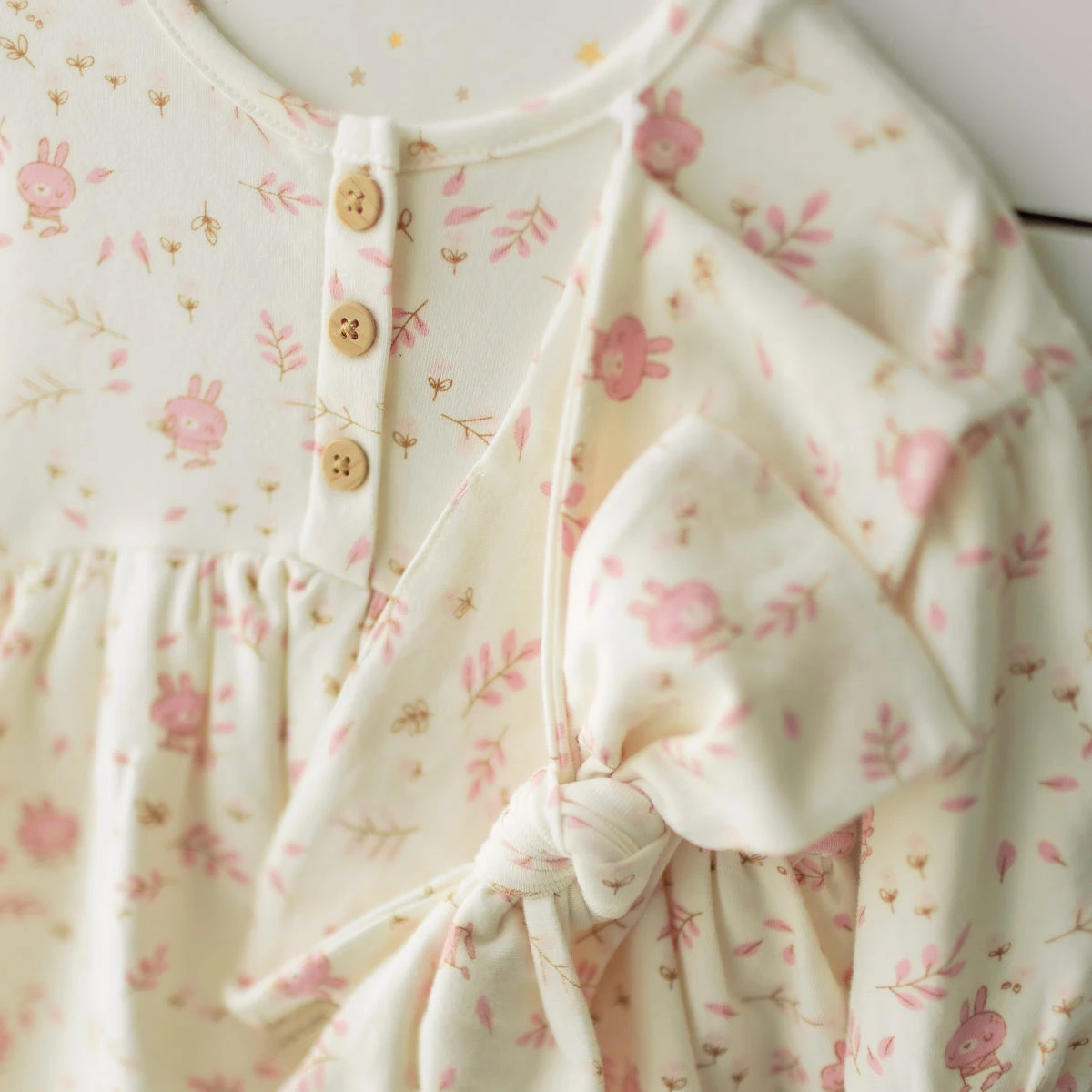 L’ensemble Robe Et Bandeau Crème Avec Motifs, Naissance 2 L’ensemble Robe Et Bandeau Crème Avec Motifs, Naissance – Image 2