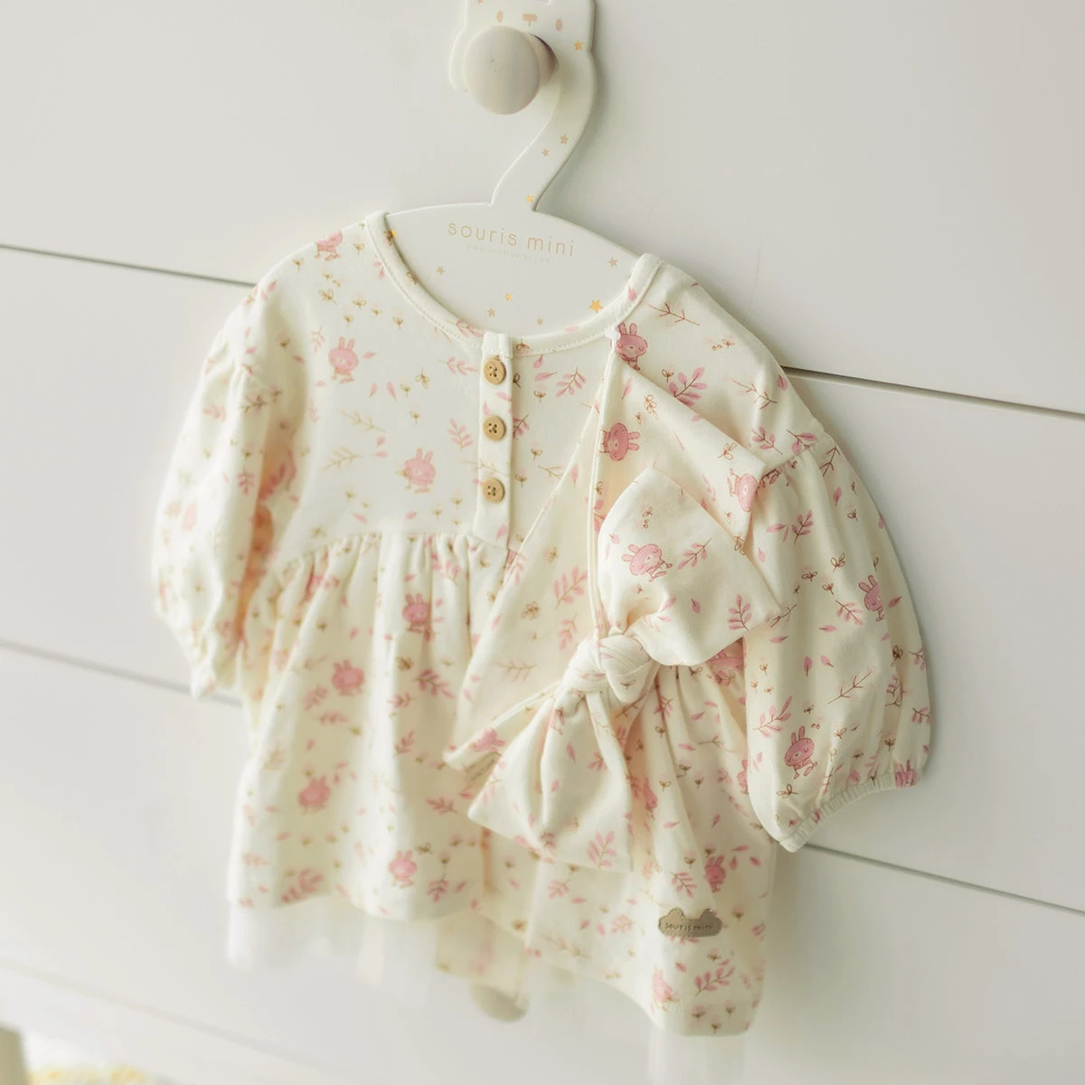 L’ensemble Robe Et Bandeau Crème Avec Motifs, Naissance 3 L’ensemble Robe Et Bandeau Crème Avec Motifs, Naissance – Image 3