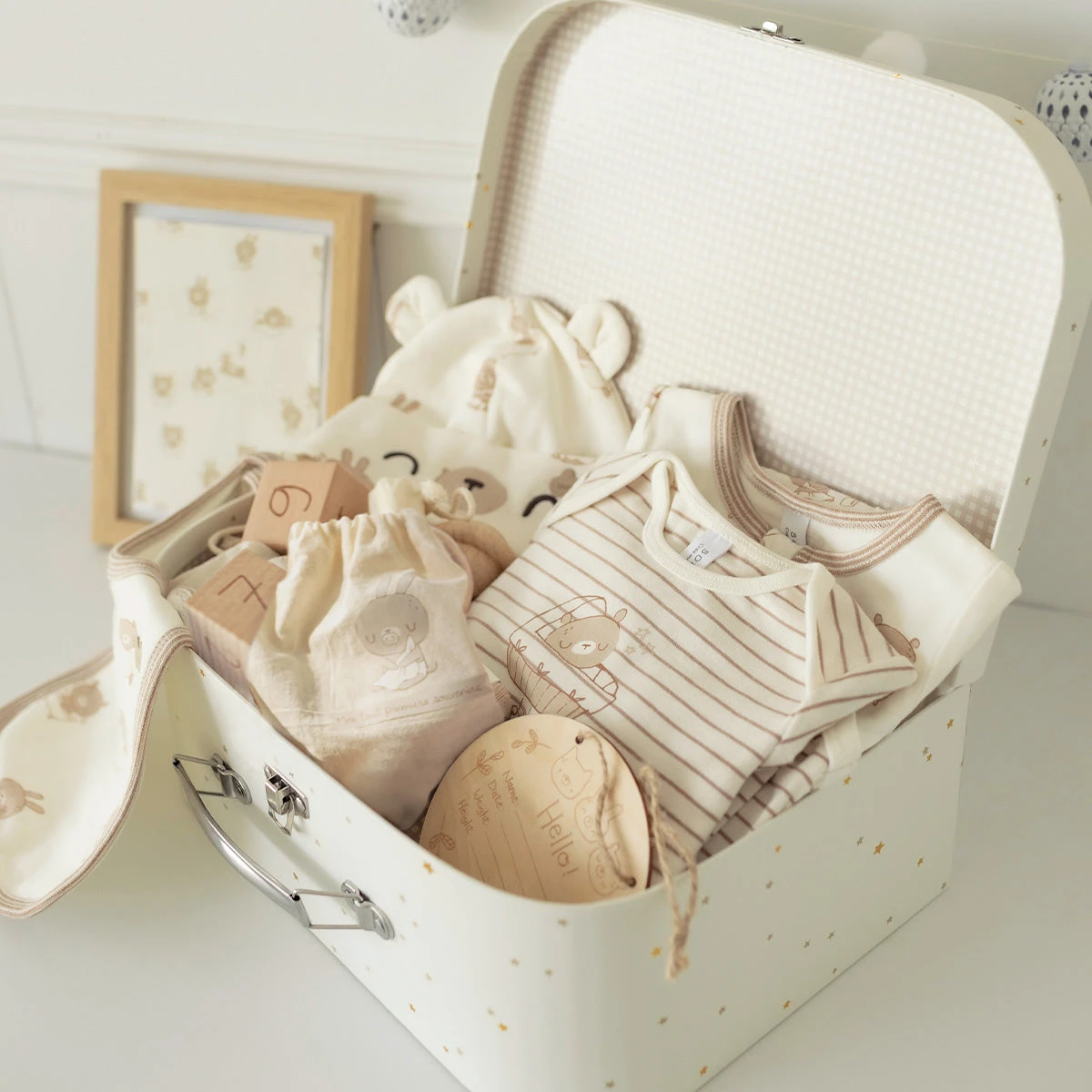 Coffret Cadeau Crème Et Beige « Le Classique » (8 Pièces), Naissance 2 Coffret Cadeau Crème Et Beige « Le Classique » (8 Pièces), Naissance – Image 2