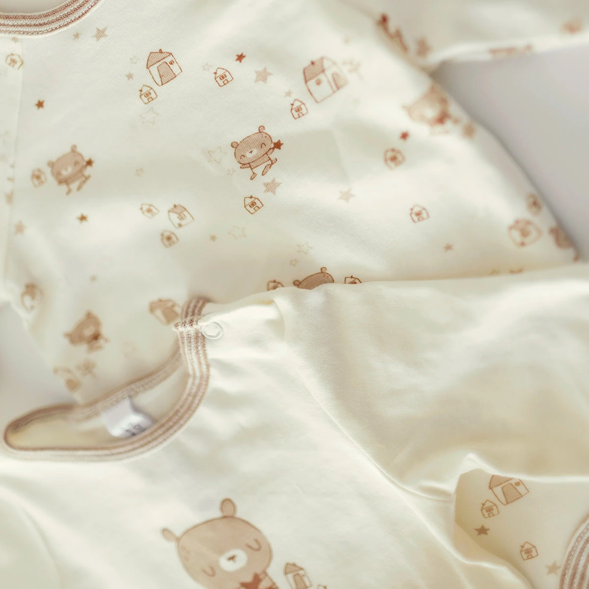 L’ensemble De Deux Cache-couches Beige Et Crème, Naissance 3 L’ensemble De Deux Cache-couches Beige Et Crème, Naissance – Image 3