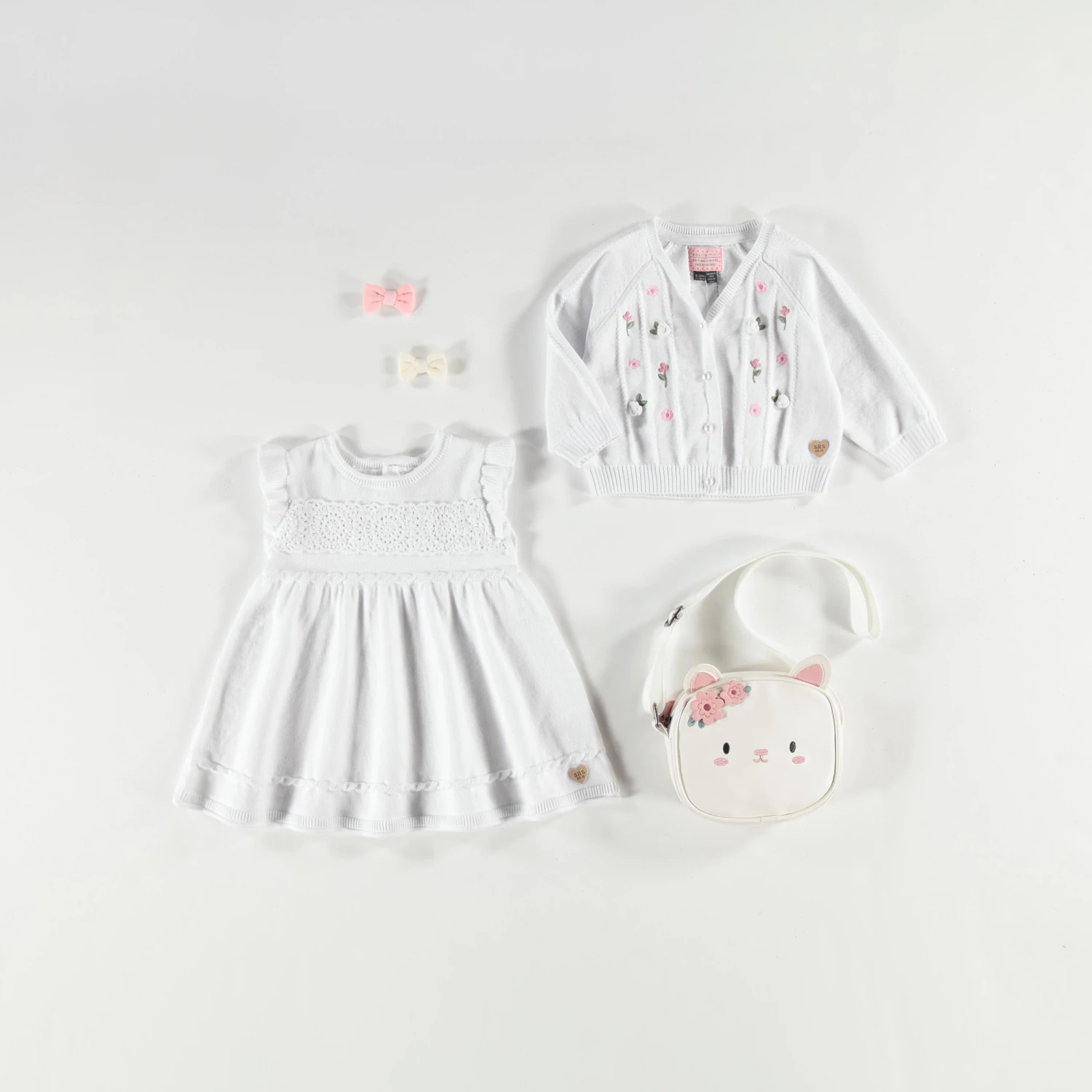 Robe Blanche En Tricot Avec Détails Ajourés De Fleurs, Bébé 6 Robe Blanche En Tricot Avec Détails Ajourés De Fleurs, Bébé – Image 6