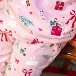 Pyjama Deux Pièces Rose à Motifs Des Fêtes, Bébé -Souris Mini Boutique detail pyjama noel rose lapins cadeaux jersey coton jpg 1