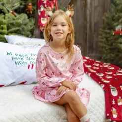 Robe De Nuit Rose à Motifs Des Fêtes, Enfant 7 Robe De Nuit Rose à Motifs Des Fêtes, Enfant -Souris Mini Boutique nuisette noel rose fille sapins decores lettre pere noel jpg