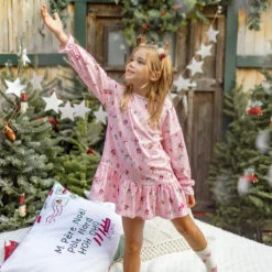 Robe De Nuit Rose à Motifs Des Fêtes, Enfant 8 Robe De Nuit Rose à Motifs Des Fêtes, Enfant -Souris Mini Boutique nuisette noel rose fille sous neige sapins decores jpg