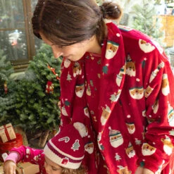 Robe De Chambre Rouge En Peluche Avec Motifs Des Fêtes, Adulte -Souris Mini Boutique peignoir noel rouge motifs festifs maman sapin jpg