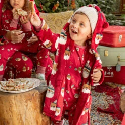 Pyjama Deux Pièces Rouge à Motifs Festifs, Bébé -Souris Mini Boutique robe chambre noel rouge enfant pyjama assorti biscuit festif 2 jpg 1