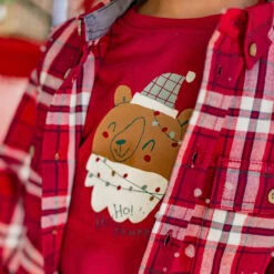 T-shirt Rouge Avec Illustration Des Fêtes, Enfant 7 T-shirt Rouge Avec Illustration Des Fêtes, Enfant -Souris Mini Boutique tshirt garcon noel illustration ours chemise carreaux rouge jpg